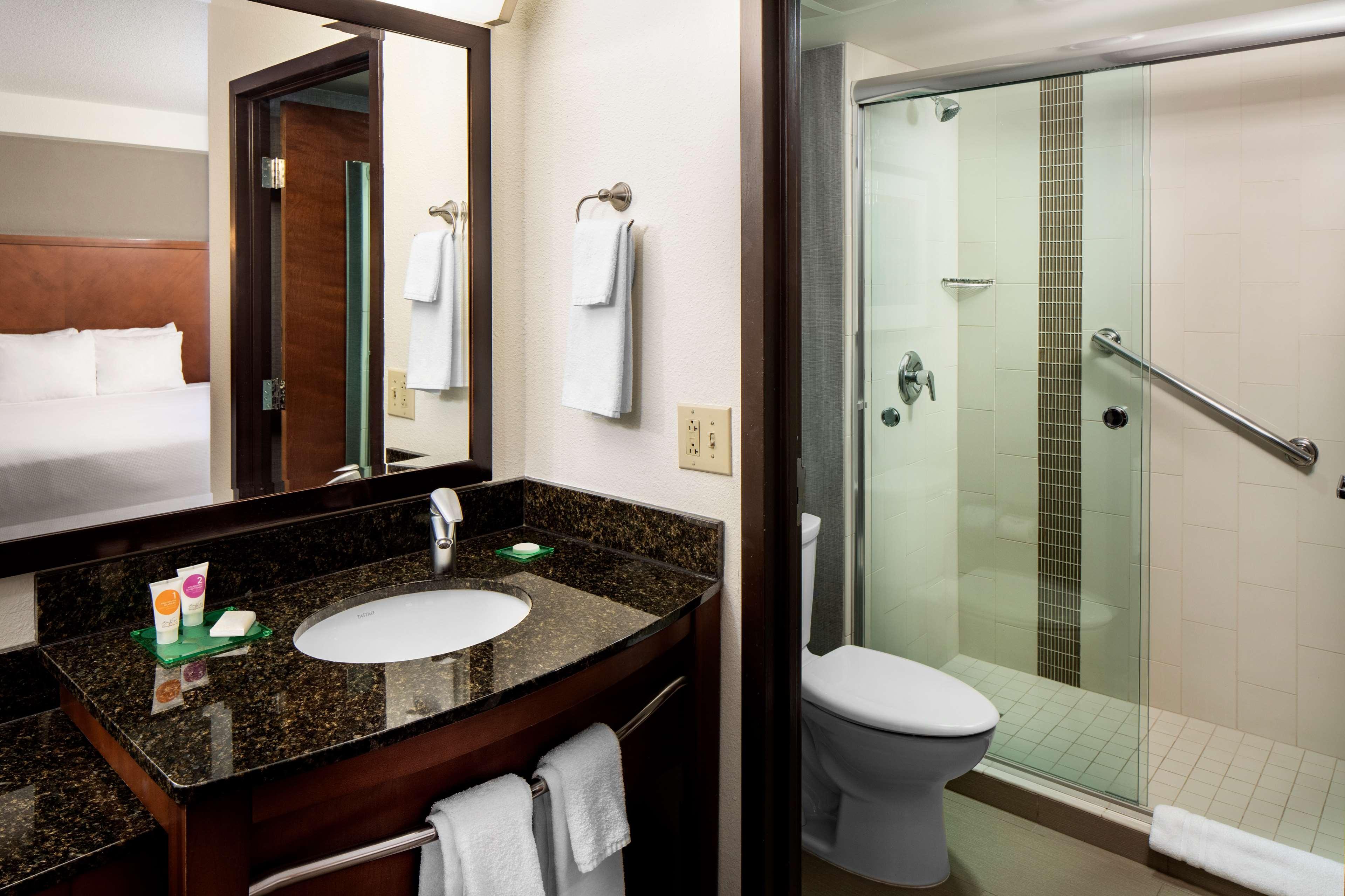 Hyatt Place Topeka Bagian luar foto