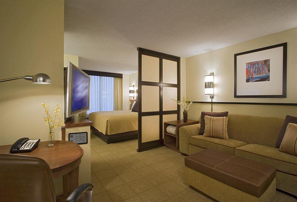 Hyatt Place Topeka Bagian luar foto